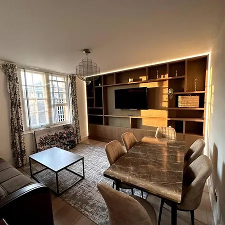 Charming Chelsea Two Bedroom Apartment Next To Kings Road!